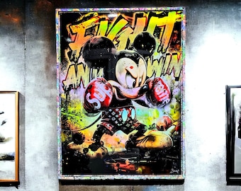 Op de afbeelding: Een kleurrijk, abstract schilderij van Mickey Mouse met bokshandschoenen. Het schilderij is ingelijst en heeft de woorden "Fight and Win" in grote, vetgedrukte letters.