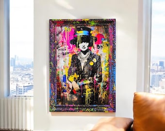 Op de afbeelding: Een ingelijst abstract schilderij van een vrouw met een zwarte hoed en een zwart jasje met een parelketting. De achtergrond is een mix van felle kleuren en texturen.