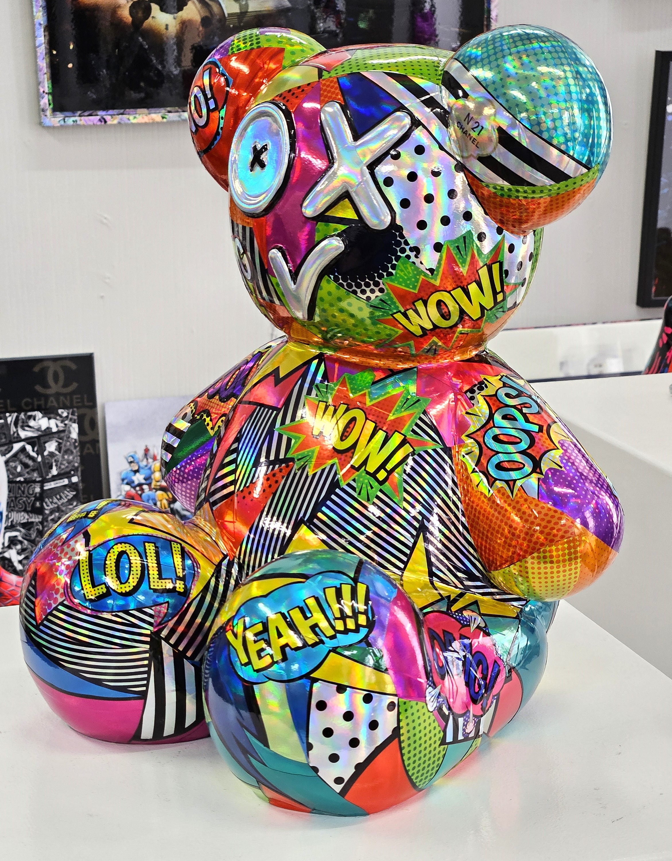 トランPOPアート Patryk Konrad - Holographic Pop Art Bear Sculpture - Limited