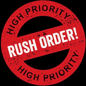 Peut inclure: Un tampon rond rouge avec les mots "HIGH PRIORITY" en cercle sur le bord et "RUSH ORDER!" en texte blanc au centre. Les mots sont en gras, en police sans-serif. Le fond est noir.
