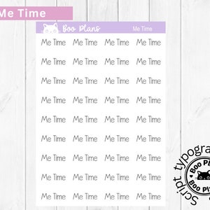 Puede incluir: Una hoja de pegatinas con el texto "Me Time" repetido varias veces. Las pegatinas son blancas con texto negro y están diseñadas para ser usadas en un planificador o diario.