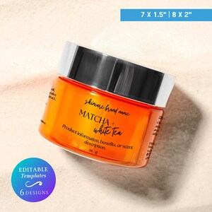 Peut inclure: Un pot en verre orange transparent avec un couvercle argenté contenant un produit de soin de la peau appelé "Matcha + White Tea". Le pot est étiqueté avec le nom de la marque de soin de la peau et des informations sur le produit. Le pot est posé sur une surface brun clair.