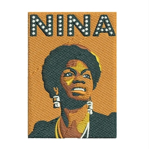 Può includere: Un'illustrazione in stile vintage di Nina Simone con la parola "NINA" in grandi lettere sopra la sua testa. L'immagine è in stile retrò con uno sfondo giallo e contorni neri.
