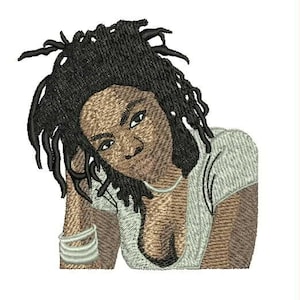 Peut inclure: Image brodée d'une femme aux longs dreadlocks noirs, portant un débardeur blanc. Elle regarde vers le bas et sur le côté, avec une expression douce sur son visage.