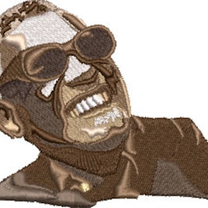 Pode incluir: Um remendo bordado que representa um retrato de desenho animado de um homem de óculos de sol e sorrindo, em marrom e branco.