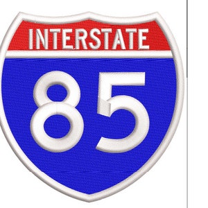 Puede incluir: Una señal de carretera interestatal azul y roja con texto y números blancos. La señal dice "Interstate 85".