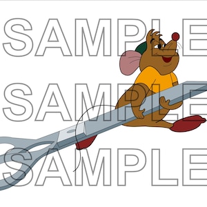 Può includere: Un topo dei cartoni animati con un berretto verde e una camicia gialla tiene un paio di grandi forbici d'argento.