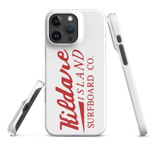 Puede incluir: Funda blanca para iPhone con el texto "Kildare Island Surfboard Co." en rojo. La imagen muestra la funda desde diferentes ángulos, destacando el diseño y la cámara y los botones del teléfono. La funda está diseñada para proteger el teléfono.