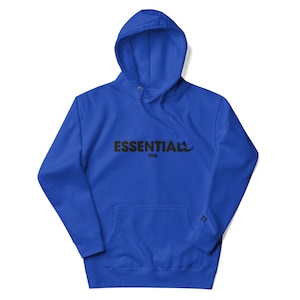 Puede incluir: Una sudadera con capucha azul real con capucha con cordón y bolsillo delantero. El texto negro "ESSENTIALS FOG" está impreso en el pecho. El número "77" está bordado en la manga izquierda.