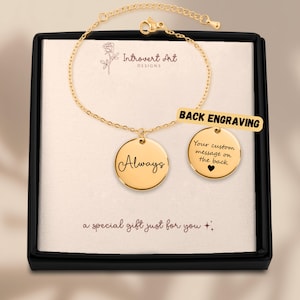 Könnte beinhalten: Ein goldfarbenes Armband mit einem runden Anhänger mit der Aufschrift "Always". Das Armband befindet sich in einer schwarzen Schachtel mit dem Text "Introvert Art Designs" und "a special gift just for you". Ein zweiter Anhänger ist mit "Back Engraving" beschriftet.