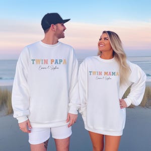 Suéteres a juego para parejas de gemelos, mamá y papá, sudadera con letras universitarias y nombre personalizado, conjunto de suéter familiar para padres gemelos, camisa para el día de la madre y el padre