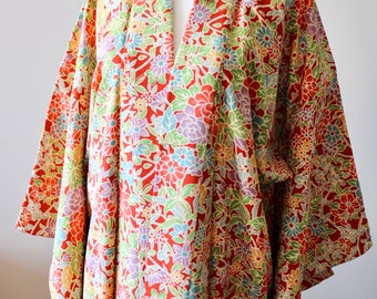 Vintage Kimono Japanische Seidenjacke Robe, rote Blumenblume, authentische Kimono-Mode, japanische Kleidung traditioneller langer Kimono