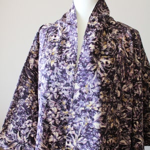 Vintage Kimono Japanische Seidenjacke Robe, lila Blumenblume, authentische Kimono-Mode, japanische Kleidung traditioneller langer Kimono