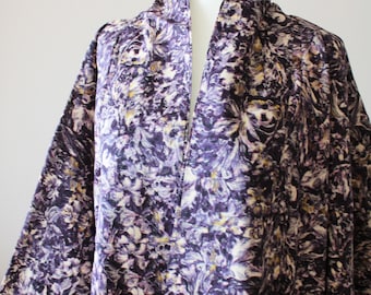 Chaqueta de kimono de seda vintage: bata japonesa con estampado floral morado