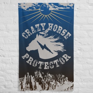 Könnte beinhalten: Eine blaue und schwarze Flagge mit einer weißen Silhouette eines Pferdekopfes und dem Text "Crazy Horse Protector" in einem weißen Kreis.