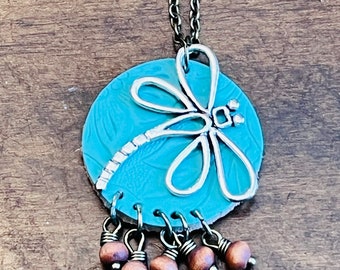 Chaîne en bronze de 20" avec turquoise de 1", pendentif en cuir, libellule, breloque et perles en bois