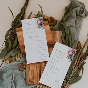 Puede incluir: Papelería de boda con diseños florales y tipografía elegante. La imagen muestra dos programas de boda y una tabla de madera, rodeados de vegetación y una tela decorativa. Los programas enumeran los detalles de la ceremonia y el cortejo nupcial.