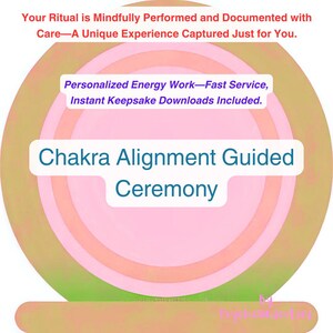 Puede incluir: Imagen con un diseño circular con anillos concéntricos rosas, melocotón y verdes. El texto incluye "Chakra Alignment Guided Ceremony" en turquesa, y otro texto sobre trabajo energético personalizado y descargas instantáneas.