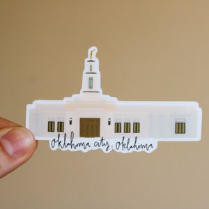 Op de afbeelding: Witte sticker van de Oklahoma City Oklahoma Tempel met de tekst "Oklahoma City, Oklahoma" eronder.