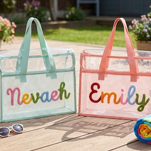 Peut inclure: Deux sacs fourre-tout rectangulaires en maille transparente avec poignées. Le sac de gauche a une bordure vert clair et le nom Nevaeh en lettres de laine multicolores. Le sac de droite a une bordure rose corail et le nom Emily en lettres de laine multicolores.