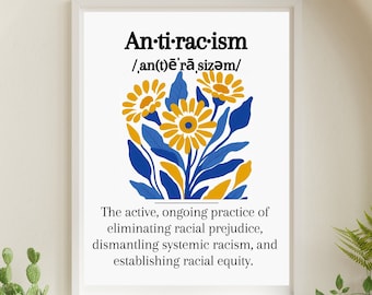 Puede incluir: Un póster blanco con flores azules y amarillas y la definición de antirracismo. El texto dice "An-ti-rac-ism /an(t)ērā sizəm/ La práctica activa y continua de eliminar los prejuicios raciales, desmantelar el racismo sistémico y establecer la equidad racial."