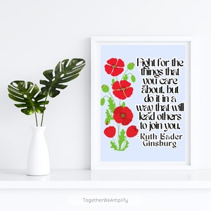 Puede incluir: Una impresión enmarcada en blanco con un fondo azul claro que presenta una cita de Ruth Bader Ginsburg. La cita dice "Fight for the things that you care about, but do it in a way that will lead others to join you." La cita está rodeada de flores de amapola rojas.