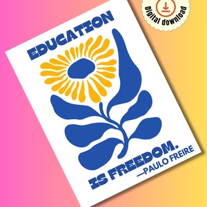 Pu&ograve; includere: Un poster stampabile con un fiore stilizzato blu e il testo "EDUCATION IS FREEDOM. -PAULO FREIRE" e il testo "TogetherWeAmplify" in basso.
