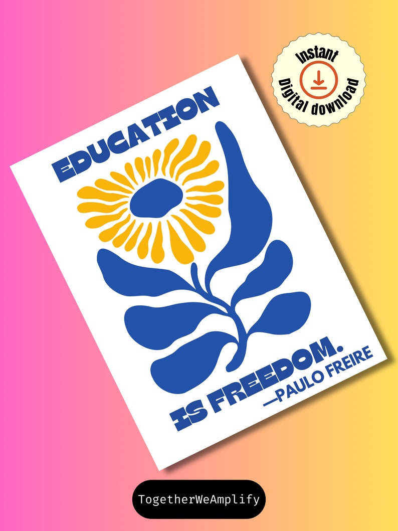 Pu&ograve; includere: Un poster stampabile con un fiore stilizzato blu e il testo "EDUCATION IS FREEDOM. -PAULO FREIRE" e il testo "TogetherWeAmplify" in basso.