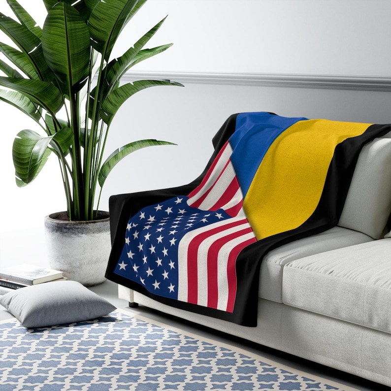 Manta polar Sherpa con la bandera de Estados Unidos y Ucrania, escudo tridente, bandera ucraniana, Volodymyr Zelensky, regalo ucraniano, paz y guerra en Ucrania, imagen 1