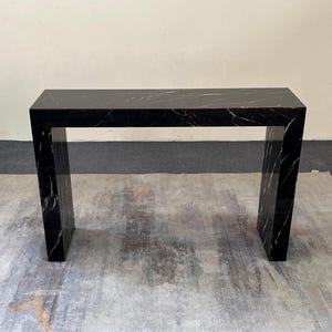 Themis: marmeren bijzettafel met moderne zwart-witte nerven