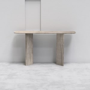 以下が含まれることがあります： 長方形の天板と2本の垂直な脚を持つ明るい木製のコンソールテーブル。テーブルは灰色のコンクリートの床の上に立っています。