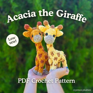 Puede incluir: Dos peluches de jirafa hechos a mano con ganchillo en tonos amarillos y naranjas, con manchas y detalles marrones. Las jirafas tienen hocicos grises y están sujetas en las manos de una persona. El texto de la imagen dice "Acacia the Giraffe" y "PDF Crochet Pattern."