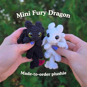 Mini drago di peluche all'uncinetto: ciondolo ispirato a Furia Buia e Furia Chiara