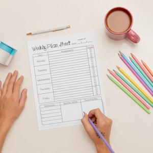 K&ouml;nnte beinhalten: Ein schwarz-wei&szlig;es Wochenplanblatt mit den Worten "Weekly Plan Sheet" oben. Das Blatt ist in Abschnitte f&uuml;r jeden Tag der Woche unterteilt, mit Platz f&uuml;r Aufgaben, Notizen und eine Checkliste. Eine Hand schreibt mit einem violetten Bleistift auf das Blatt.