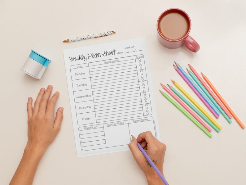K&ouml;nnte beinhalten: Ein schwarz-wei&szlig;es Wochenplanblatt mit den Worten "Weekly Plan Sheet" oben. Das Blatt ist in Abschnitte f&uuml;r jeden Tag der Woche unterteilt, mit Platz f&uuml;r Aufgaben, Notizen und eine Checkliste. Eine Hand schreibt mit einem violetten Bleistift auf das Blatt.