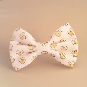 Pajarita para perro con estampado de patito: algodón color crema, talla extragrande