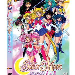 Puede incluir: Un conjunto de DVD de Sailor Moon, que incluye las cinco primeras temporadas de la serie de anime. La portada presenta a los personajes principales, incluyendo a Sailor Moon, Sailor Mercury, Sailor Mars, Sailor Jupiter, Sailor Venus, Sailor Uranus, Sailor Neptune y Sailor Pluto. La caja está etiquetada como "Sailor Moon Temporada 1-5" y presenta un logotipo de luna creciente.