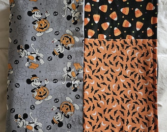 Mickey and Minnie Halloween Fleece Lined Throw Blanket