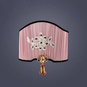 Lila plissierte Lampenschirme mit gestickter Flora, Lampenschirme im europäischen Stil für Tischlampen / Stehlampe, Retro-Lampenschirm, Wohnkultur
