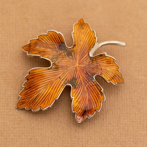 Vintage Bronze Tone Intricate Maple Leaf Brooch - Y1