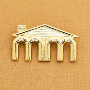 Vintage Gold Tone Greek Olympus Mythical Brooch - Y4
