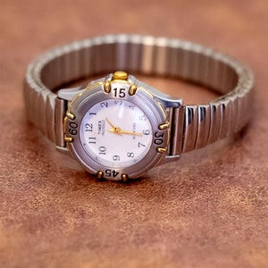 Relógio elegante com pulseira de corrente em tom de prata vintage de 7 polegadas da Timex Indiglo - Y23
