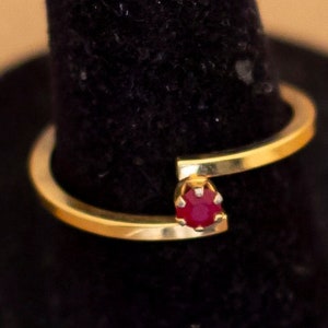 Vintage Gold Ton Minimalist Elegant Rot Strass Ring Größe 7 von Avon - Y6