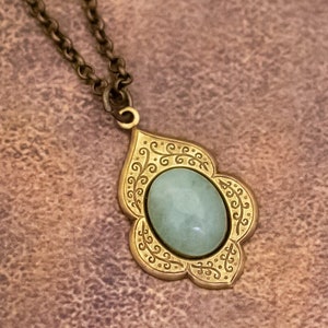 18 inch, Vintage Green Stone Abstract Floral Gold Tone Necklace - Y27