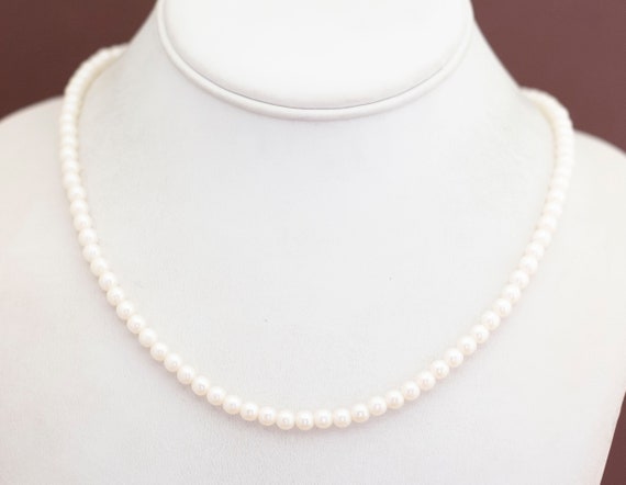 Vintage White Faux Pearls Elegant Beaded Necklace… - image 2