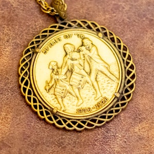 24 inch, Vintage Spirit of 1976 Medallion Gold Tone Necklace - Y23
