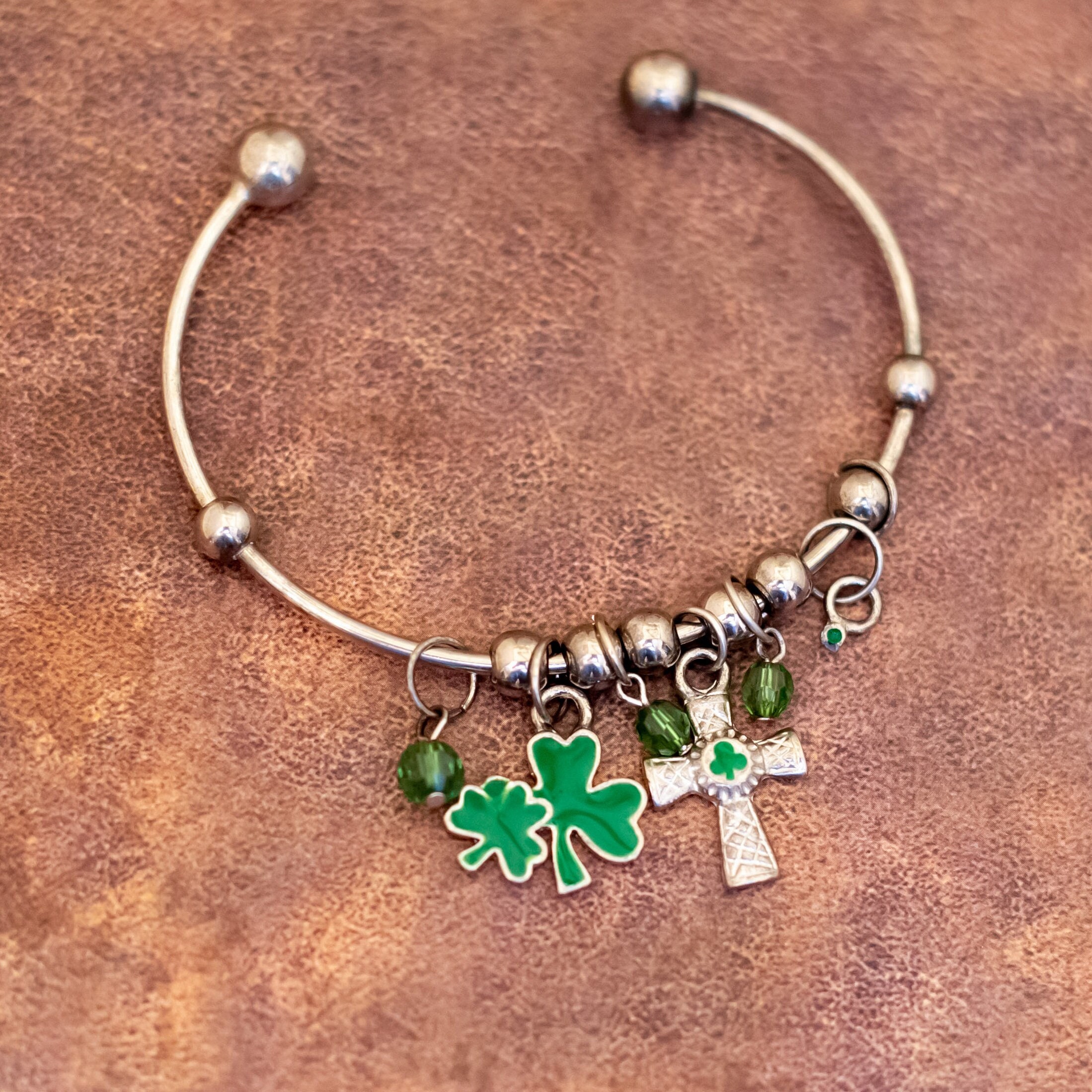 7 inch, Vintage Green Clover Leaves Cross Charm Silver Tone Cuff Bracelet - Y28