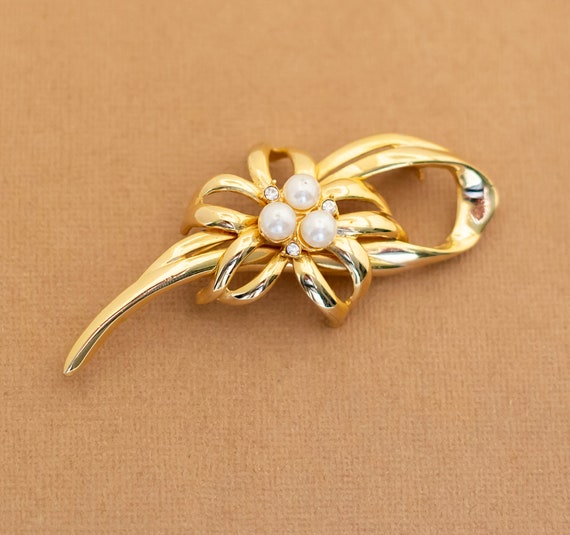 Vintage Pearl Floral Ribbon Gold Tone Brooch - Y12 - image 1