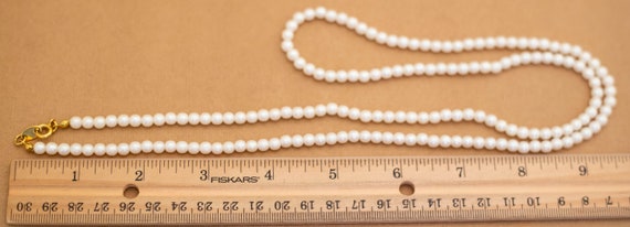 Vintage White Faux Pearls Elegant Beaded Necklace… - image 3