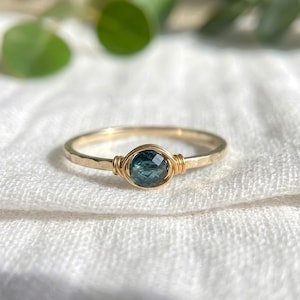 Anillo apilable delicado de topacio azul de Londres, chapado en oro de 14k o plata de ley, piedra de nacimiento de diciembre.